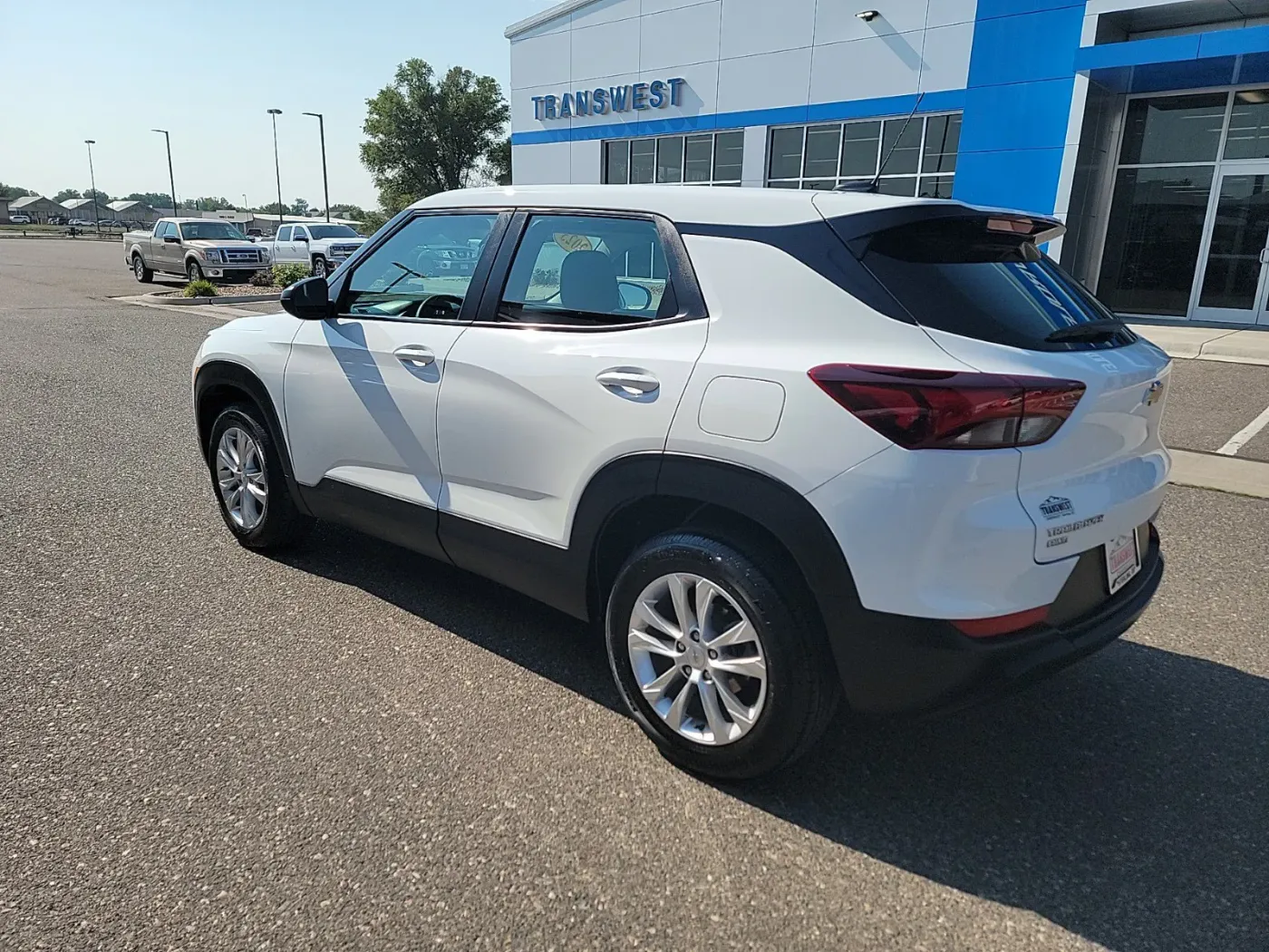 2023 Chevrolet Trailblazer LS | Photo 2 of 18