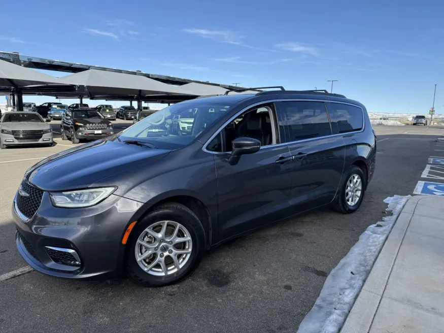 2022 Chrysler Pacifica Touring L | Photo 4 of 17