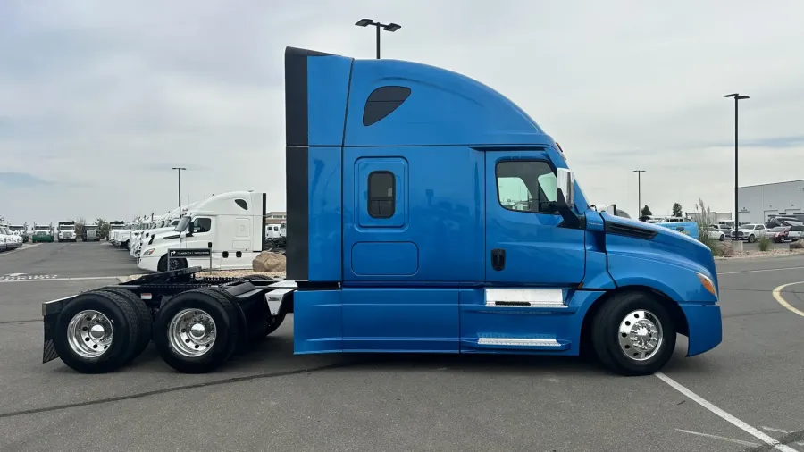 2023 Freightliner Cascadia 126 | Photo 4 of 24