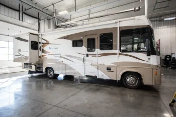 2008 Winnebago Voyage 33V