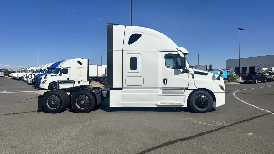 2025 Freightliner Cascadia 126 | Photo 4 of 21