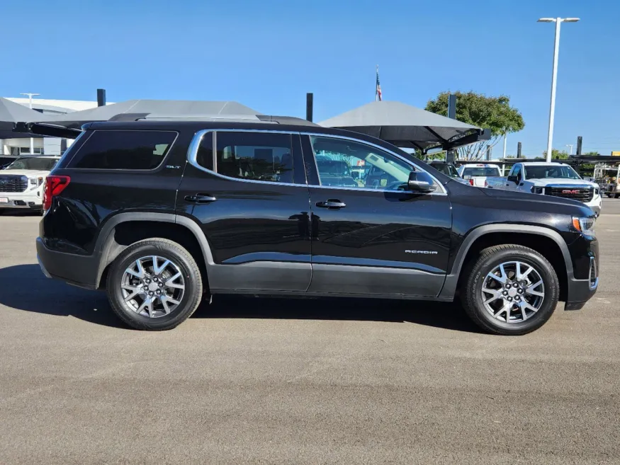 2023 GMC Acadia SLT | Photo 1 of 33