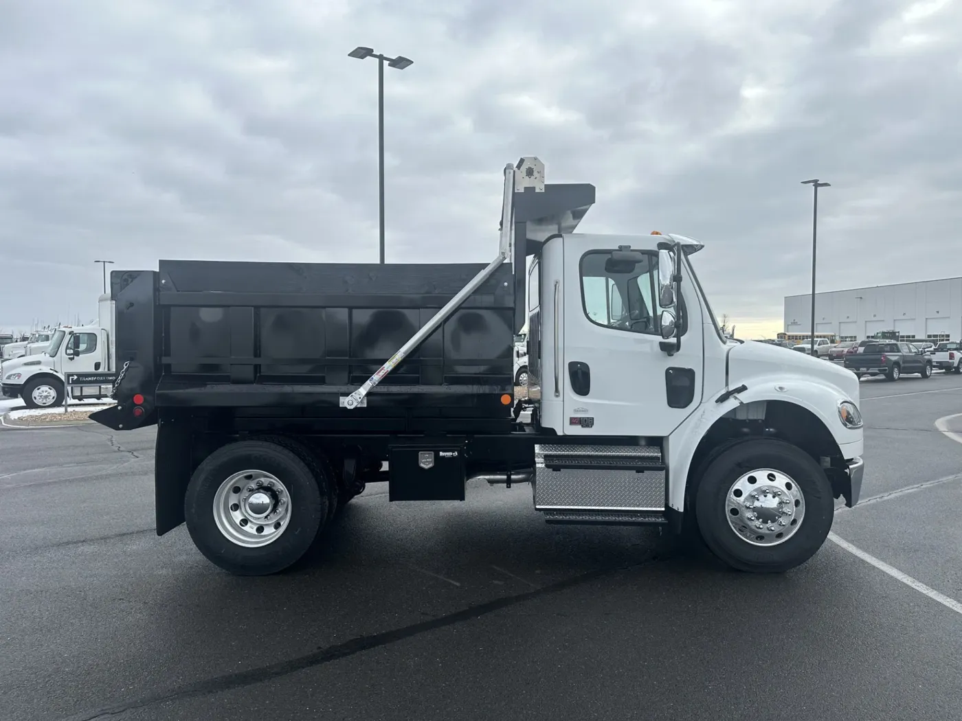 2025 Freightliner M2 106 | Photo 4 of 14