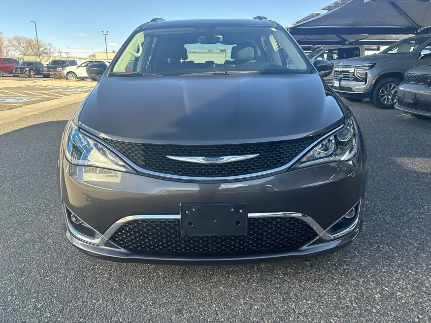 2017 Chrysler Pacifica Touring-L | Photo 7 of 21