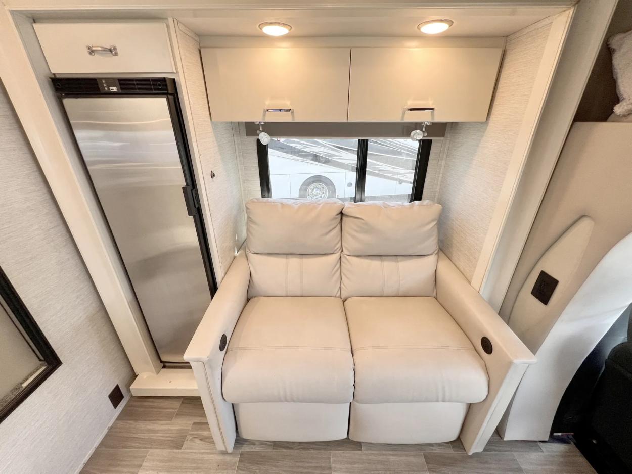 2021 Tiffin Wayfarer 25TW | Photo 10 of 25