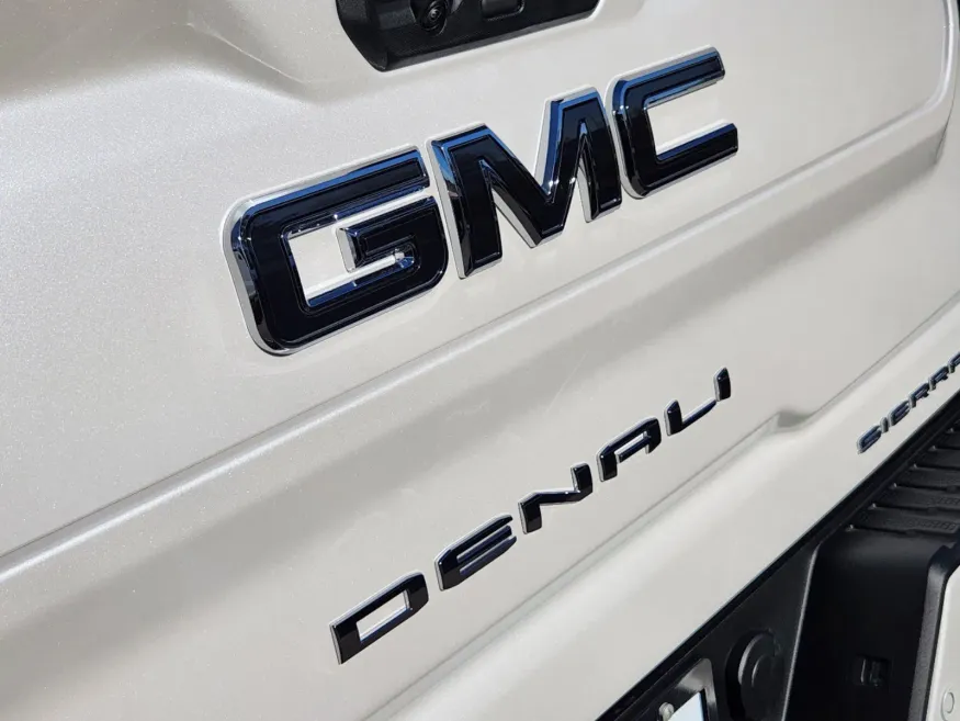 2025 GMC Sierra 2500HD Denali Ultimate | Photo 13 of 31