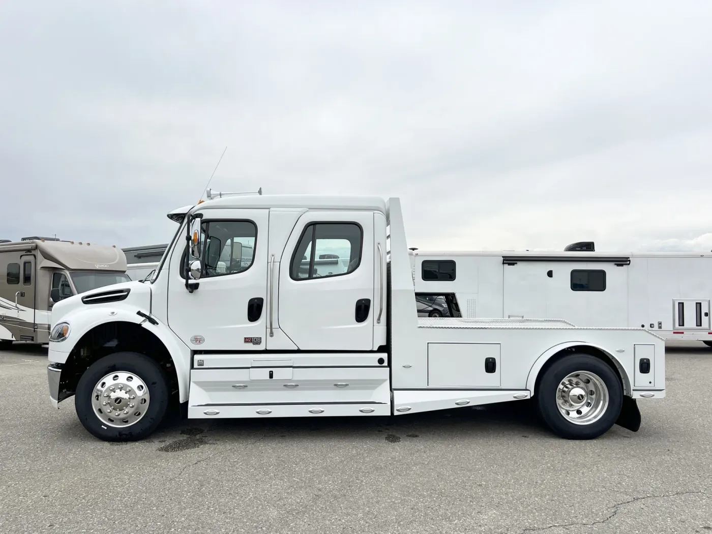 2024 Freightliner M2 106 Summit Hauler | Photo 2 of 23