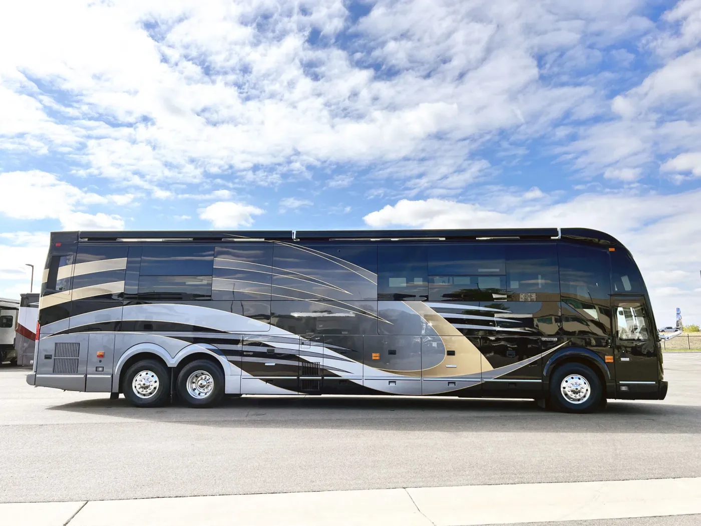 2023 Emerald Prevost H3-45 | Photo 3 of 47