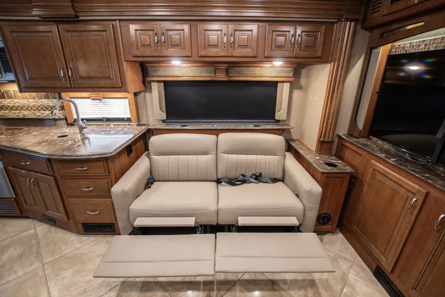 2015 Fleetwood Discovery 40X | Photo 12 of 15