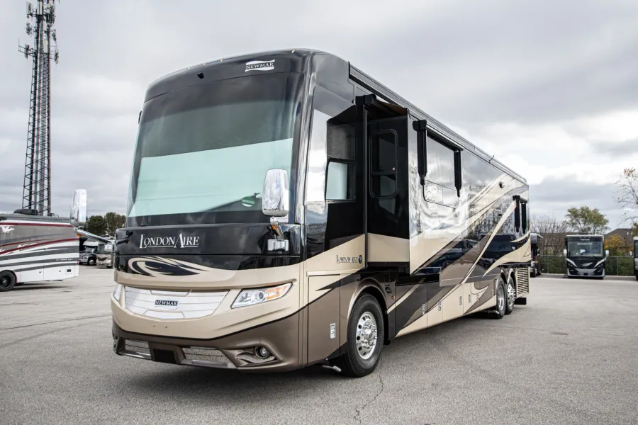 2018 Newmar London Aire 4533 | Photo 7 of 17