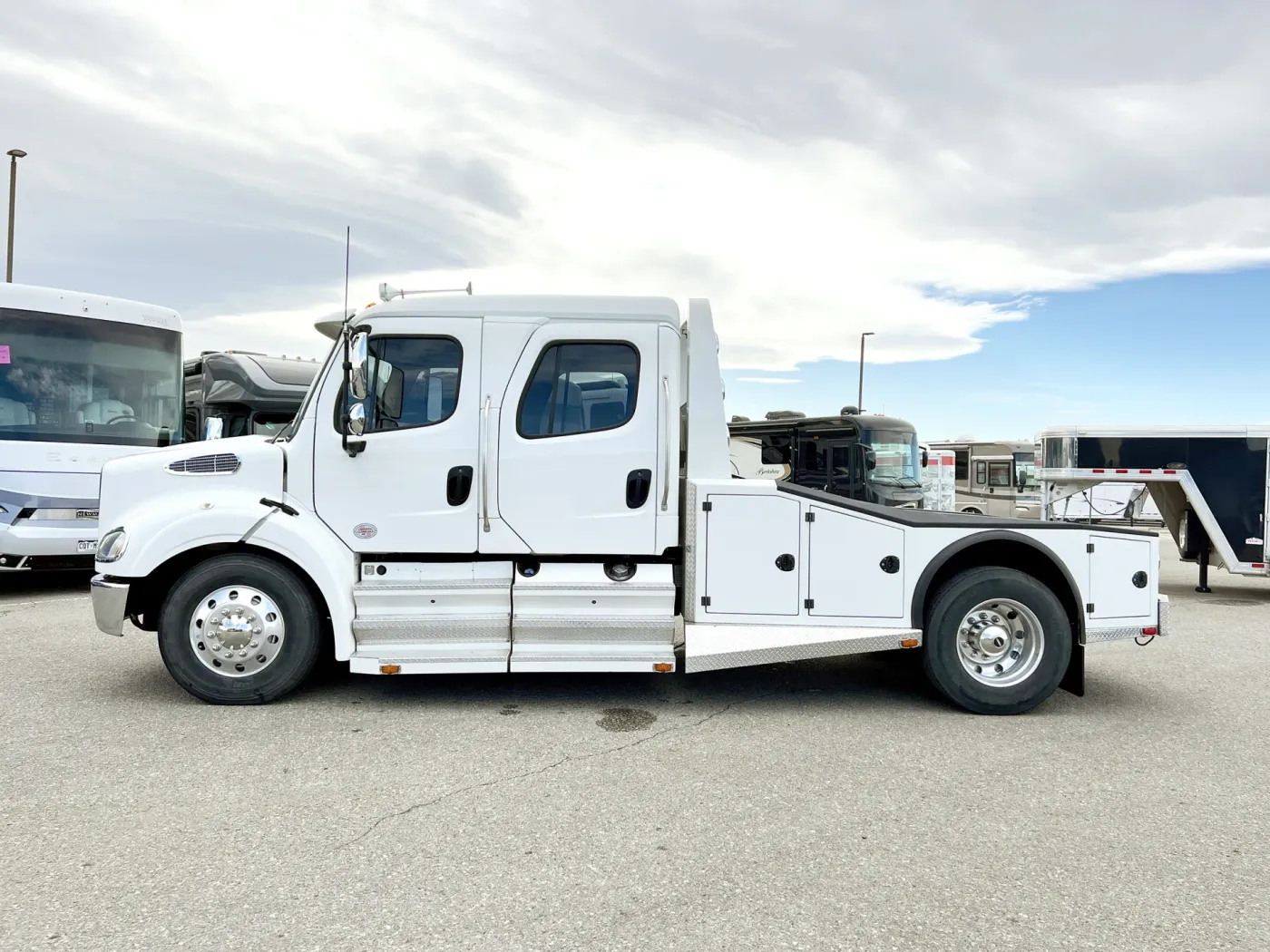 2016 Freightliner M2 112 Summit Hauler | Photo 2 of 26