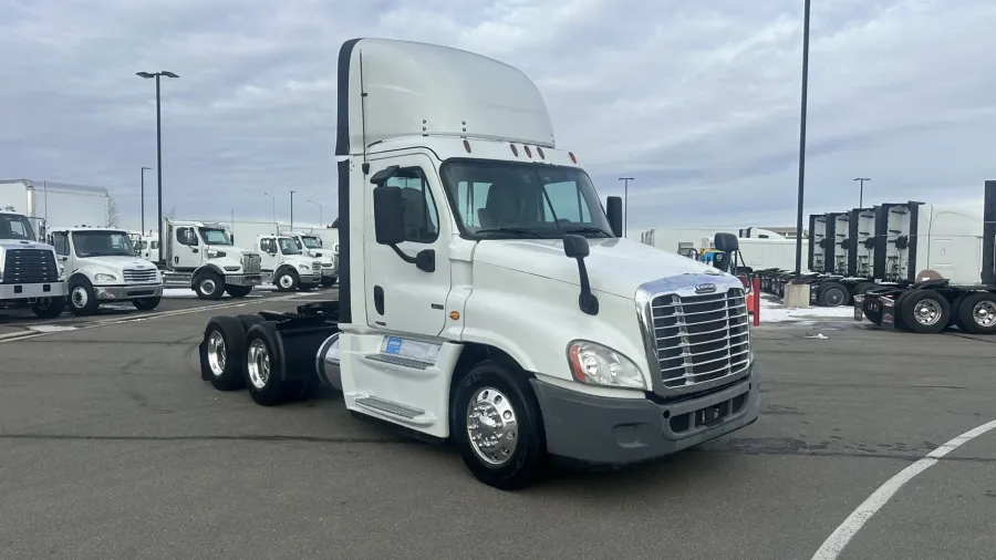 2017 Freightliner Cascadia | Photo 3 of 16