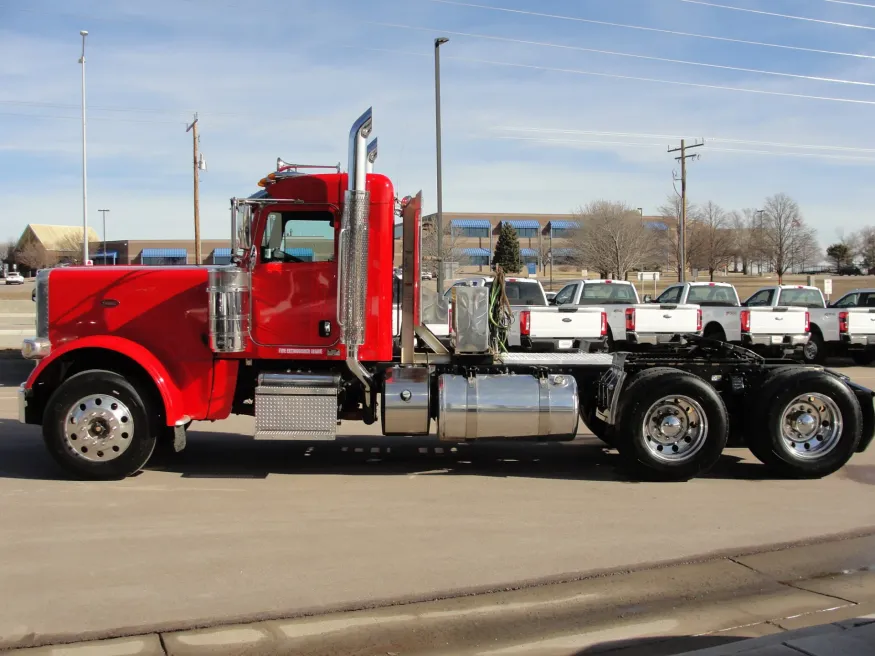 2018 Peterbilt 389 Day Cab | Photo 2 of 16