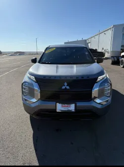 2023 Mitsubishi Outlander | Thumbnail Photo 8 of 16