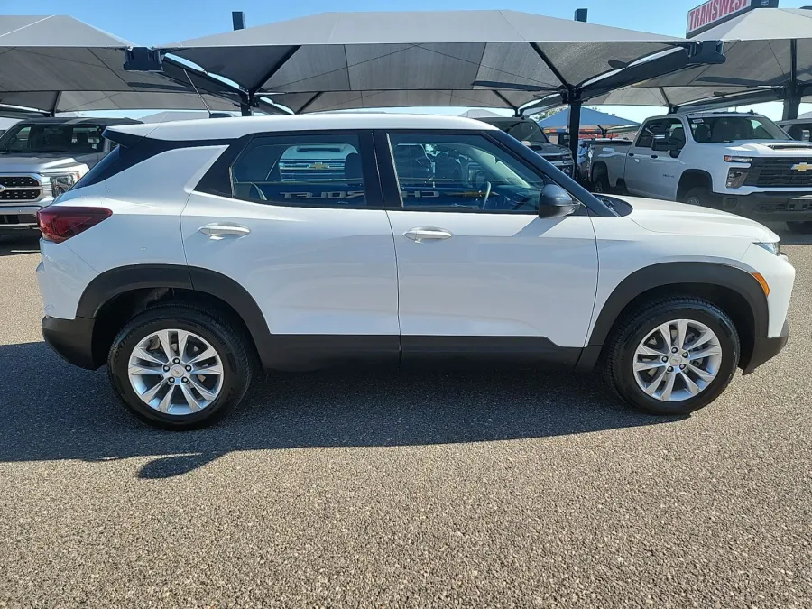 2023 Chevrolet Trailblazer LS | Photo 7 of 17