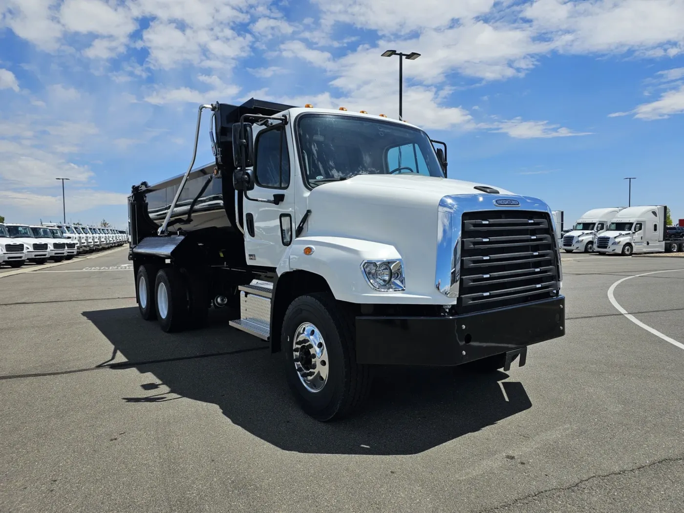 2024 Freightliner 114SD | Photo 3 of 22