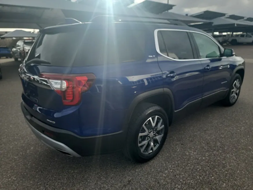 2023 GMC Acadia SLT | Photo 6 of 17