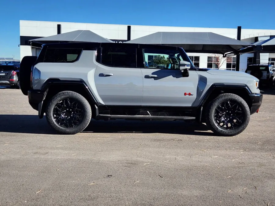 2025 GMC HUMMER EV SUV 2X | Photo 1 of 30