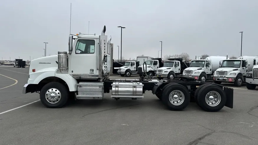 2020 Western Star 4900SA | Photo 8 of 17