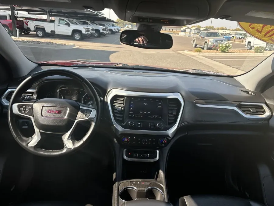 2023 GMC Acadia SLT | Photo 13 of 24