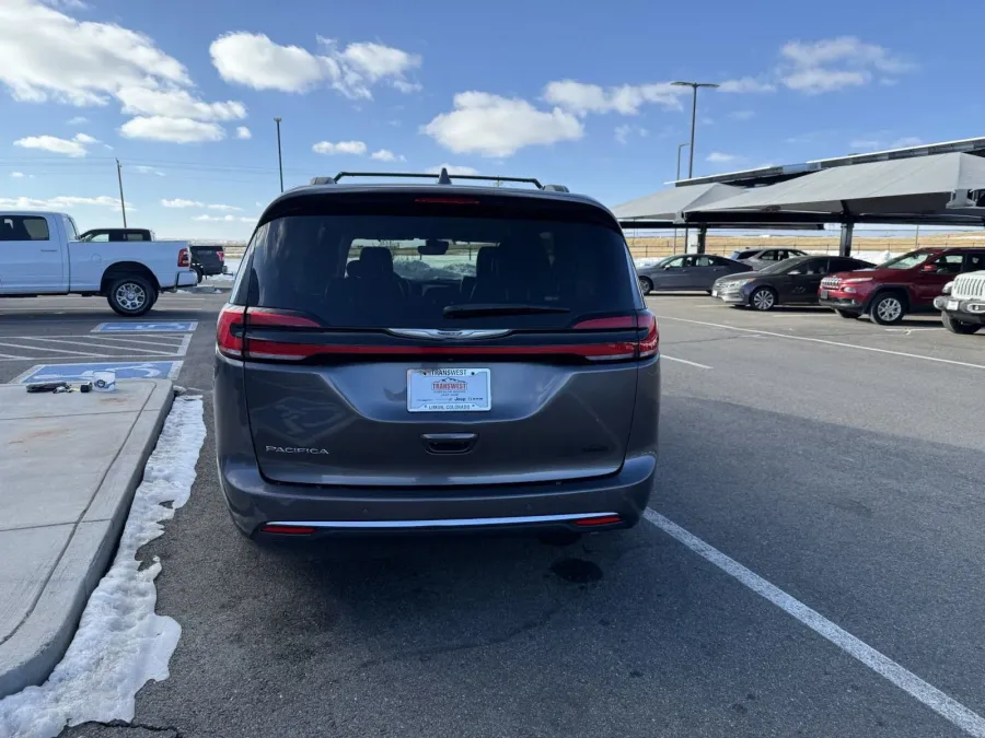 2022 Chrysler Pacifica Touring L | Photo 7 of 17