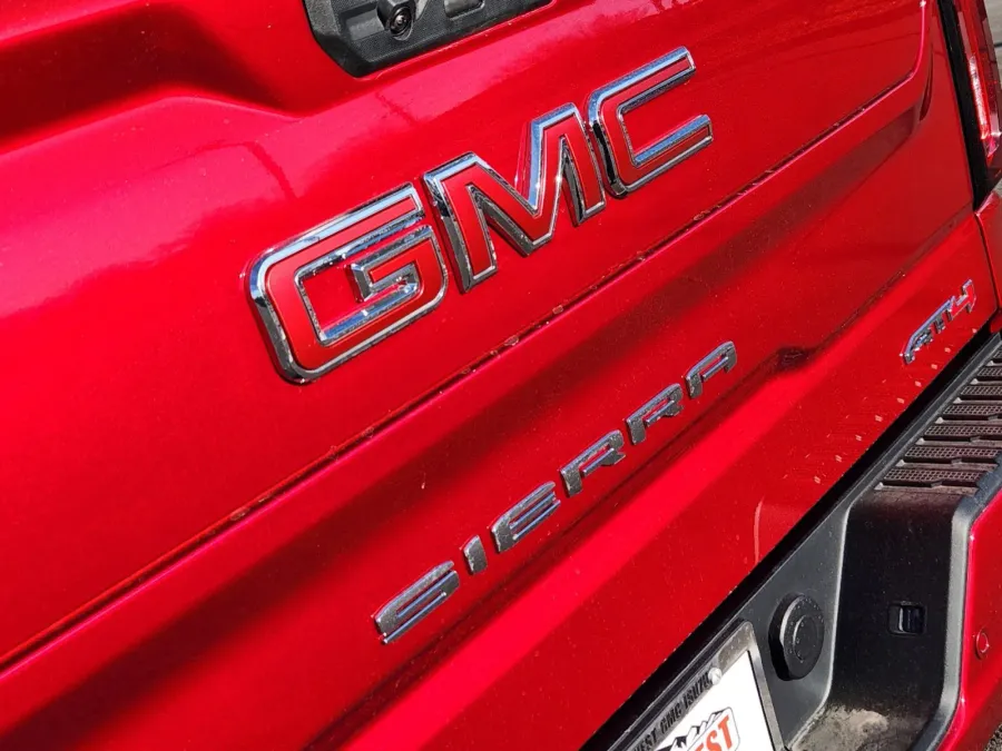 2025 GMC Sierra 1500 AT4 | Photo 12 of 31