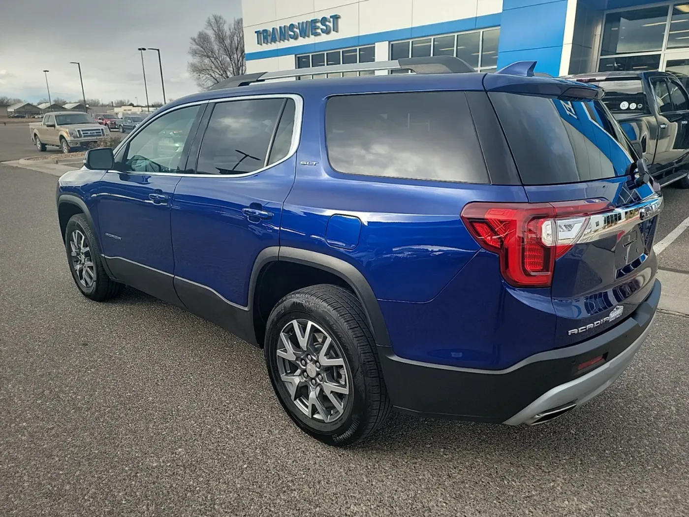 2023 GMC Acadia SLT | Photo 2 of 17