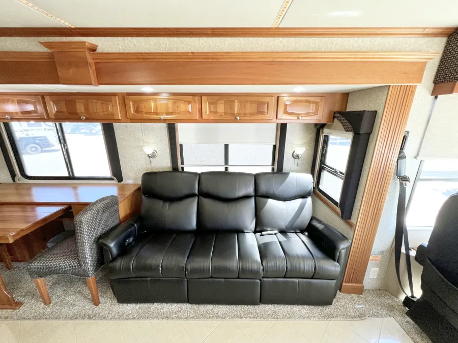 2008 Newmar Dutch Star 4317 | Photo 7 of 33