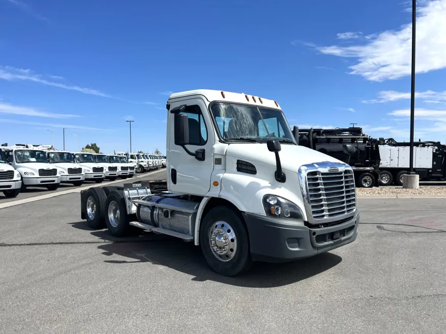 2016 Freightliner Cascadia 126 | Photo 2 of 22