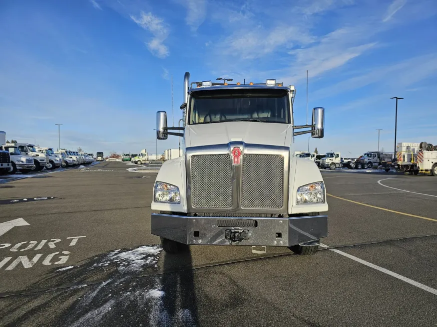 2023 Kenworth T880 | Photo 2 of 17