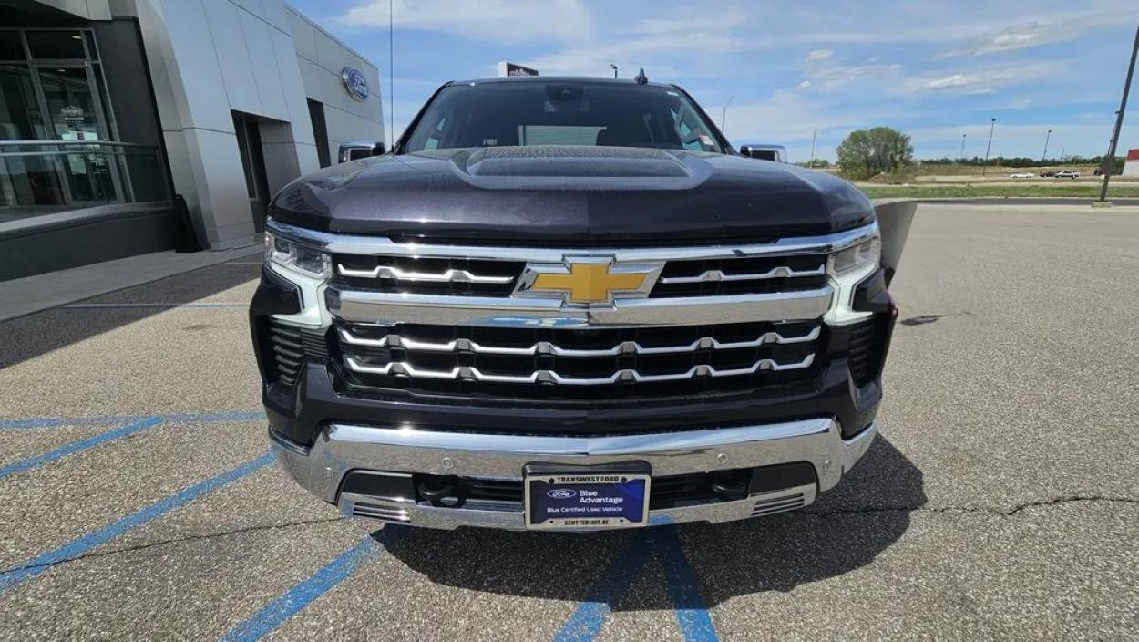 2023 Chevrolet Silverado 1500 | Photo 2 of 28