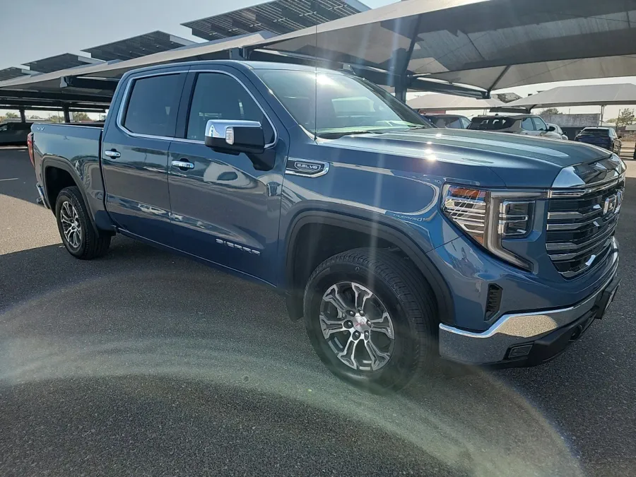 2024 GMC Sierra 1500 SLT | Photo 7 of 19