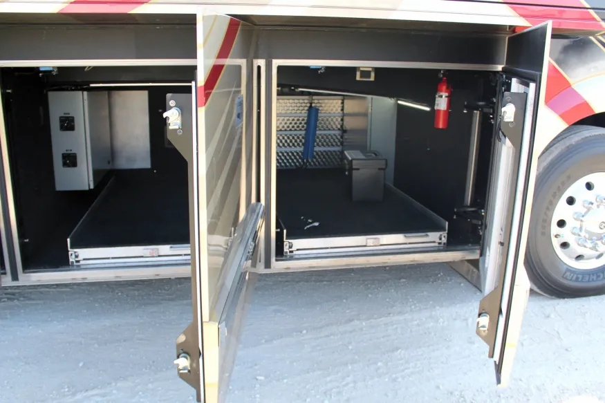 2016 Outlaw Prevost H3-45 Quad Slide | Photo 23 of 30