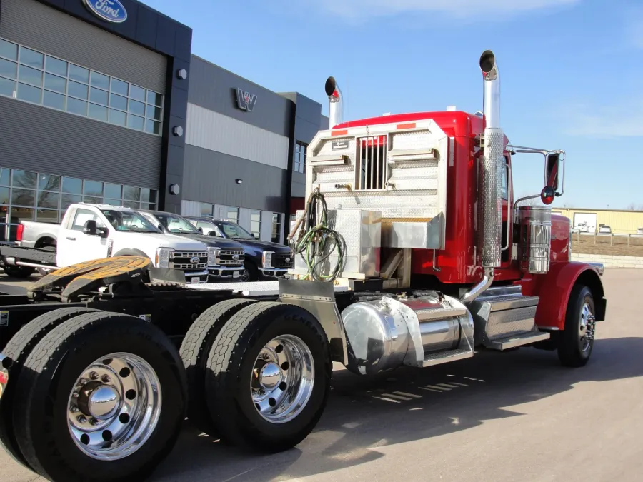 2018 Peterbilt 389 Day Cab | Photo 4 of 16