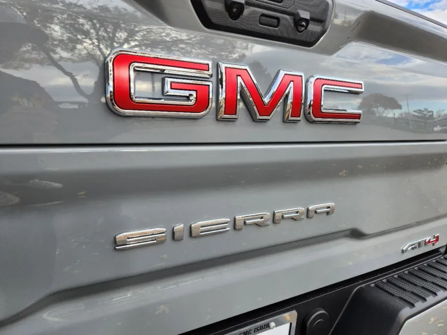 2025 GMC Sierra 2500HD AT4 | Photo 13 of 30