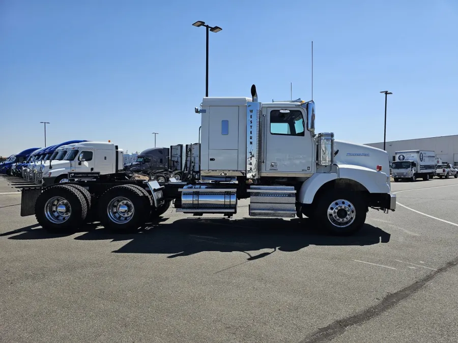 2020 Western Star 4900SA | Photo 4 of 24