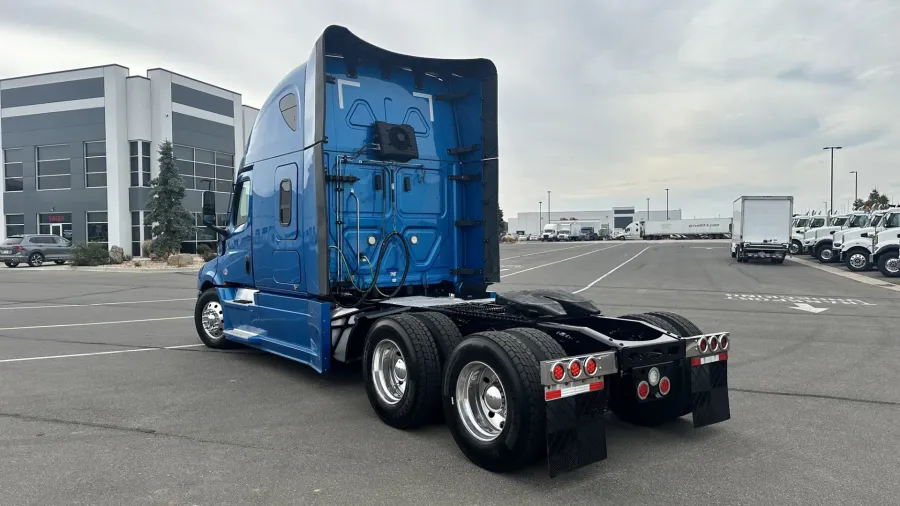 2023 Freightliner Cascadia 126 | Photo 7 of 24