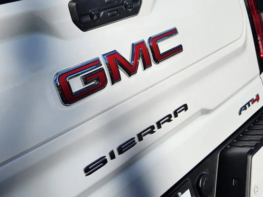 2023 GMC Sierra 1500 AT4 | Photo 13 of 31