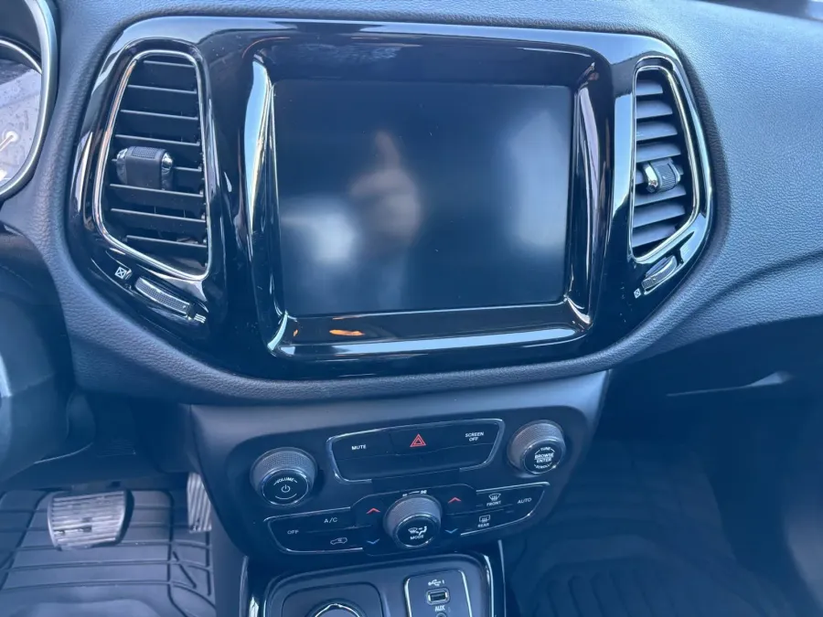 2020 Jeep Compass Limited | Photo 12 of 16