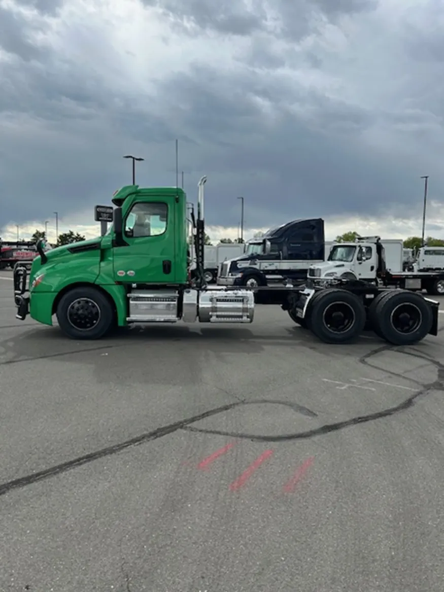 2025 Freightliner Cascadia 126 | Photo 3 of 17