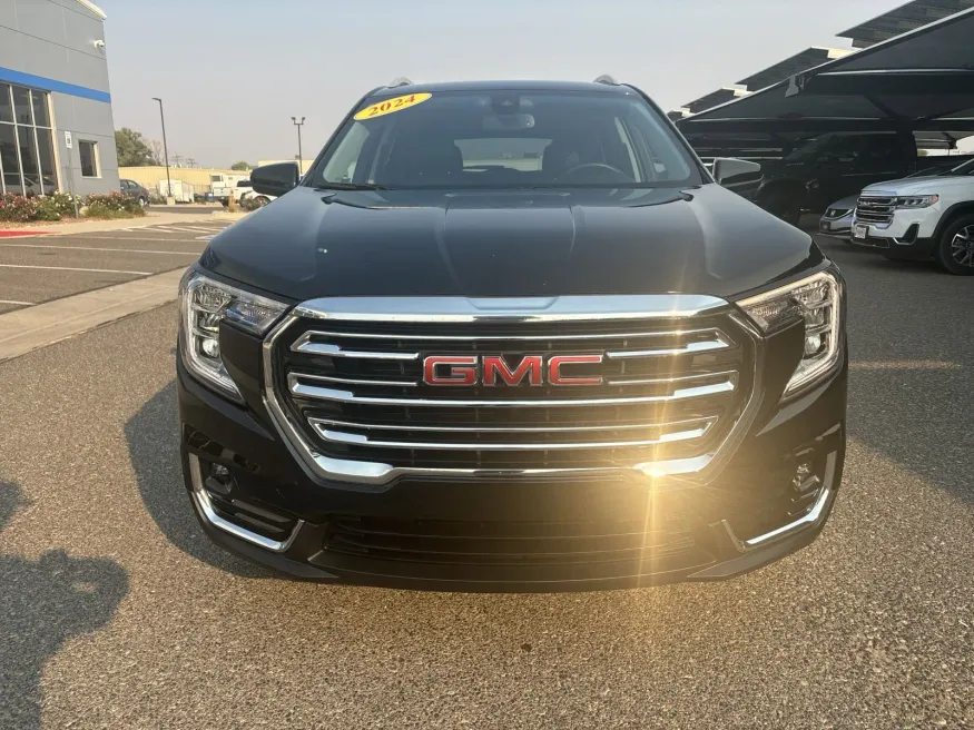 2024 GMC Terrain SLT | Photo 7 of 22