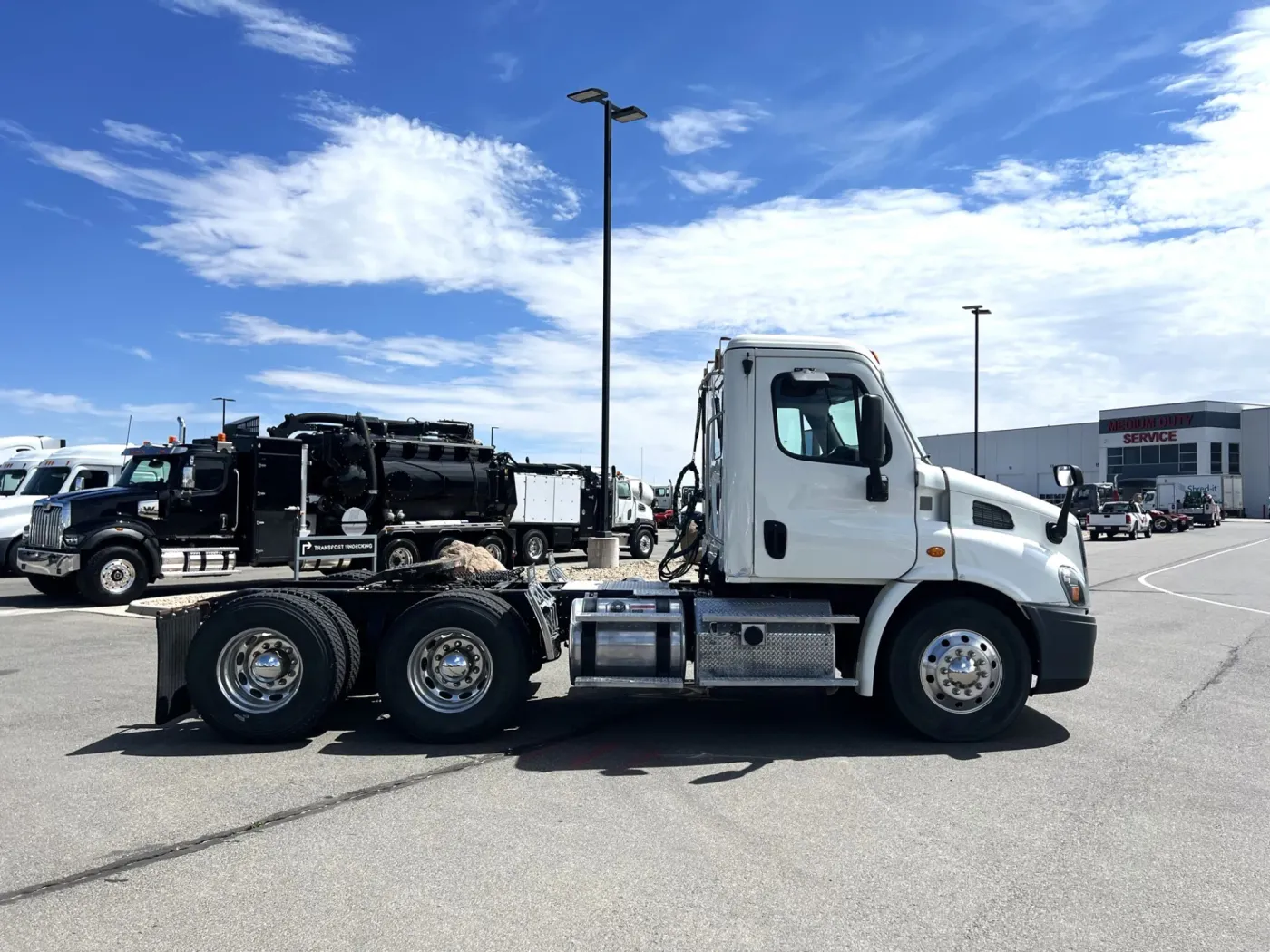 2016 Freightliner Cascadia 126 | Photo 4 of 22