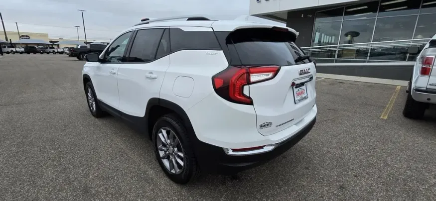 2024 GMC Terrain | Photo 6 of 28