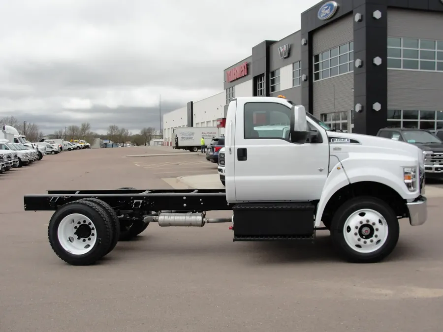 2025 Ford F-650 | Photo 6 of 12