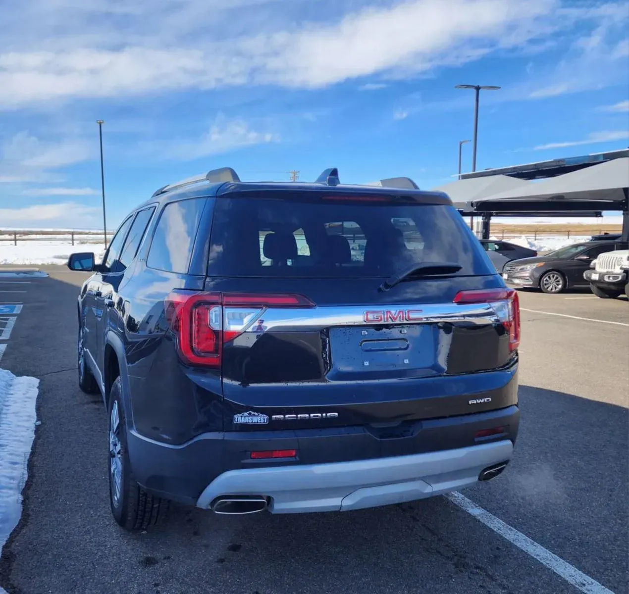 2023 GMC Acadia SLT | Photo 4 of 21