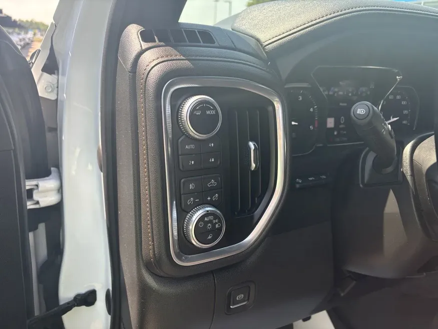 2021 GMC Sierra 2500HD AT4 | Photo 14 of 23