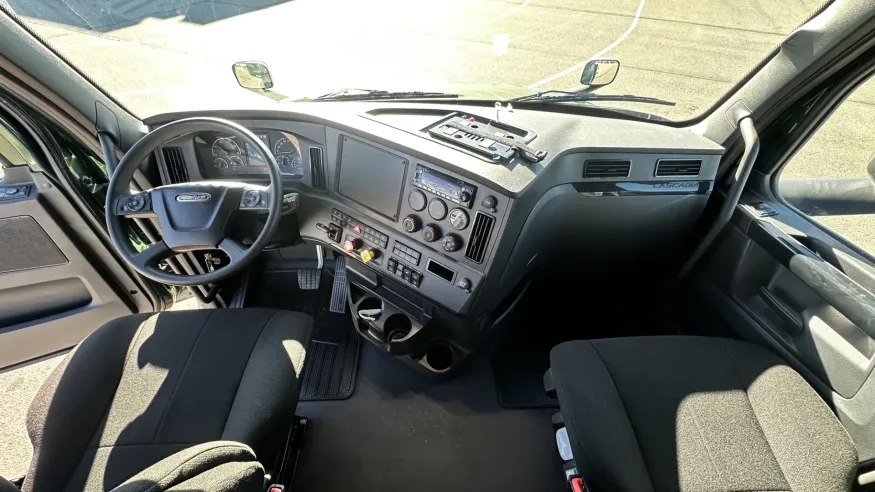 2025 Freightliner Cascadia 126 | Photo 16 of 19