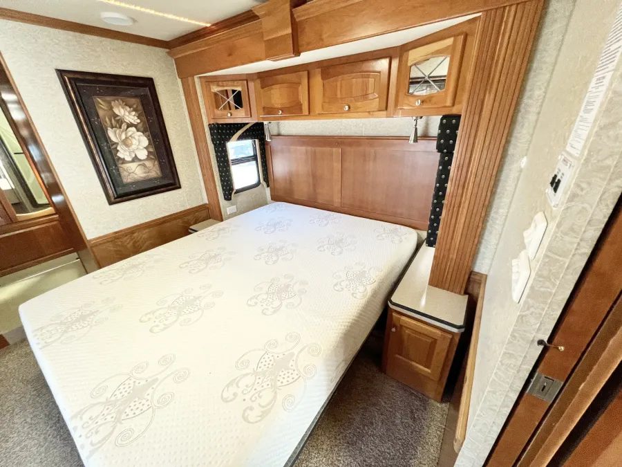 2008 Newmar Dutch Star 4317 | Photo 14 of 33