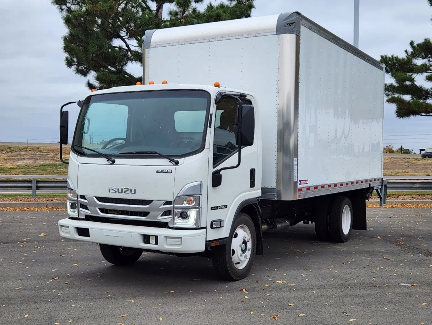 2025 Isuzu NRR-GAS 16&#039; BOX VAN | Photo 2 of 11