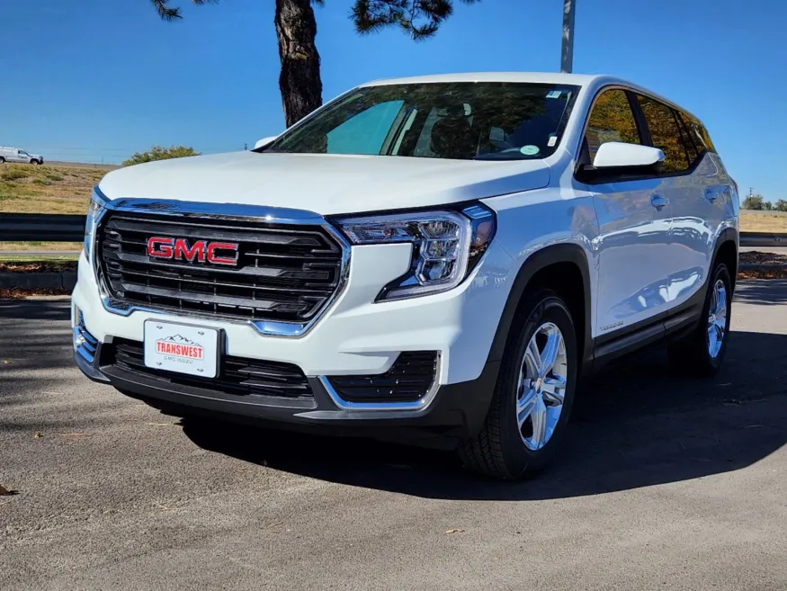 2024 GMC Terrain SLE | Photo 3 of 30